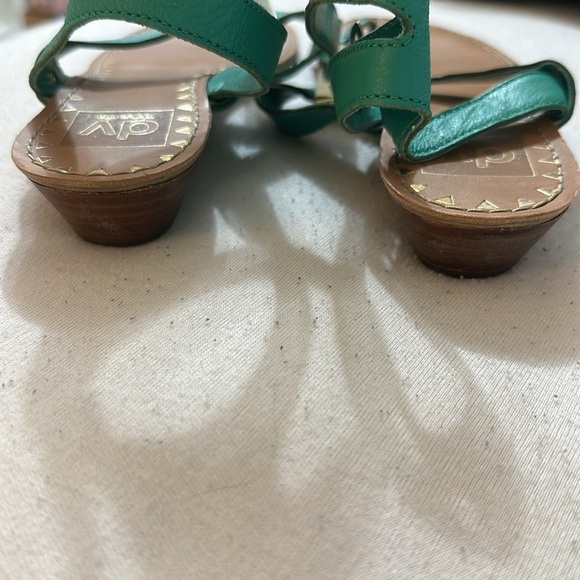 Dolce Vita Vasni Jade Metal Plated Thong Sandals Size-6 - Picture 7 of 7